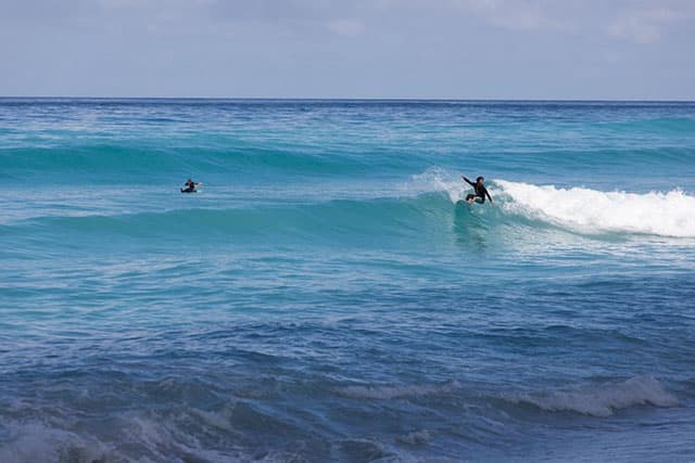 Surfing at Niijima Island, Tokyo (isla), Japan